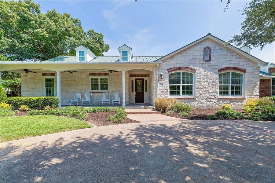 Property photo for 2707 Farmers Branch Lane, Farmers Branch, TX