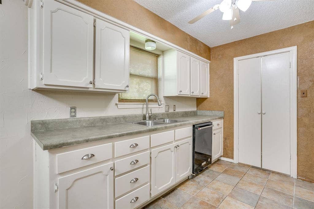 741 NW James Circle, Burleson, TX 76028 741 NW James Circle, Burleson, TX 76028