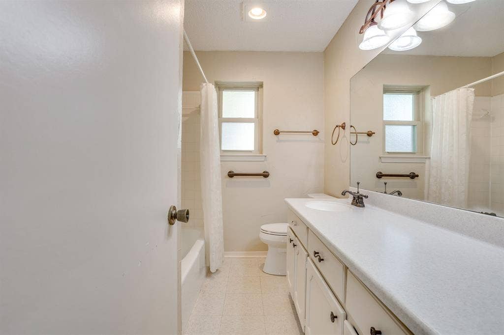 741 NW James Circle, Burleson, TX 76028 741 NW James Circle, Burleson, TX 76028