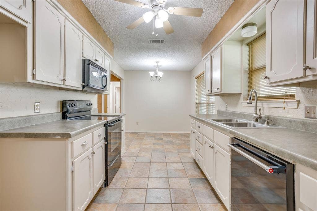 741 NW James Circle, Burleson, TX 76028 741 NW James Circle, Burleson, TX 76028