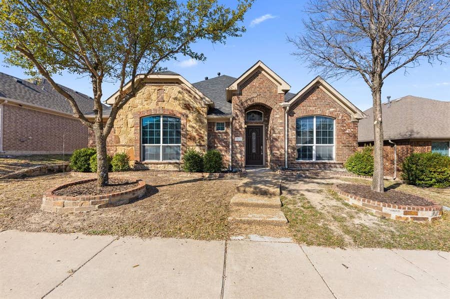 Property photo for 433 Castle Street, DeSoto, TX