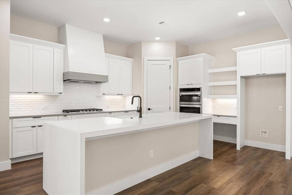2180 Middlewood Circle, Granbury, TX 76049 2180 Middlewood Circle, Granbury, TX 76049