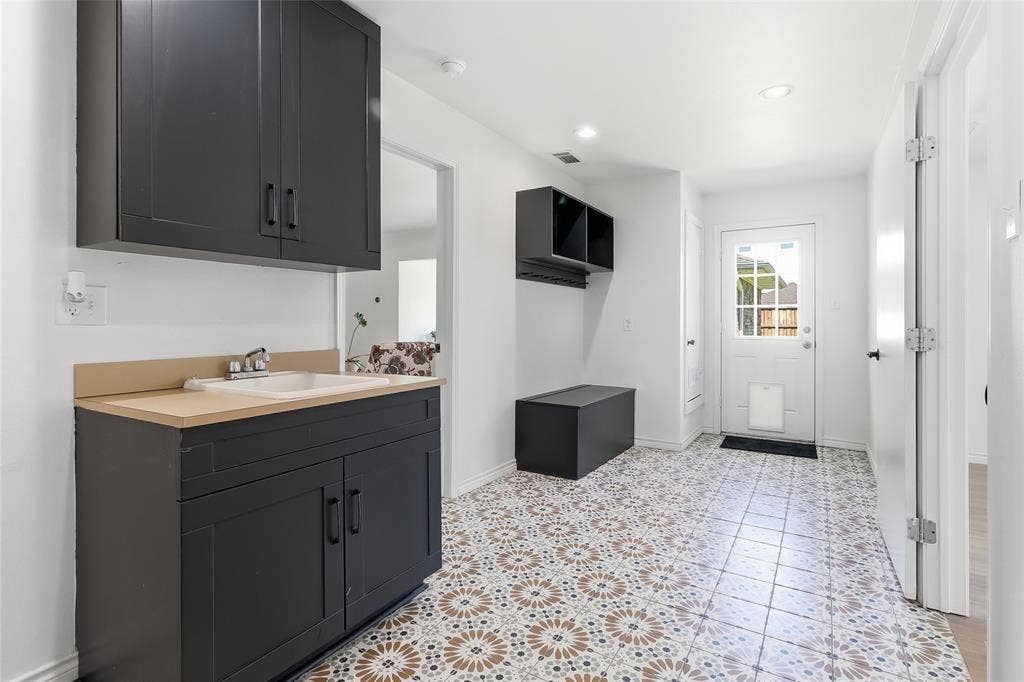 2808 Fountain Head Drive, Plano, TX 75023 Large laundry/mud room including doggie door leading to the backyard.