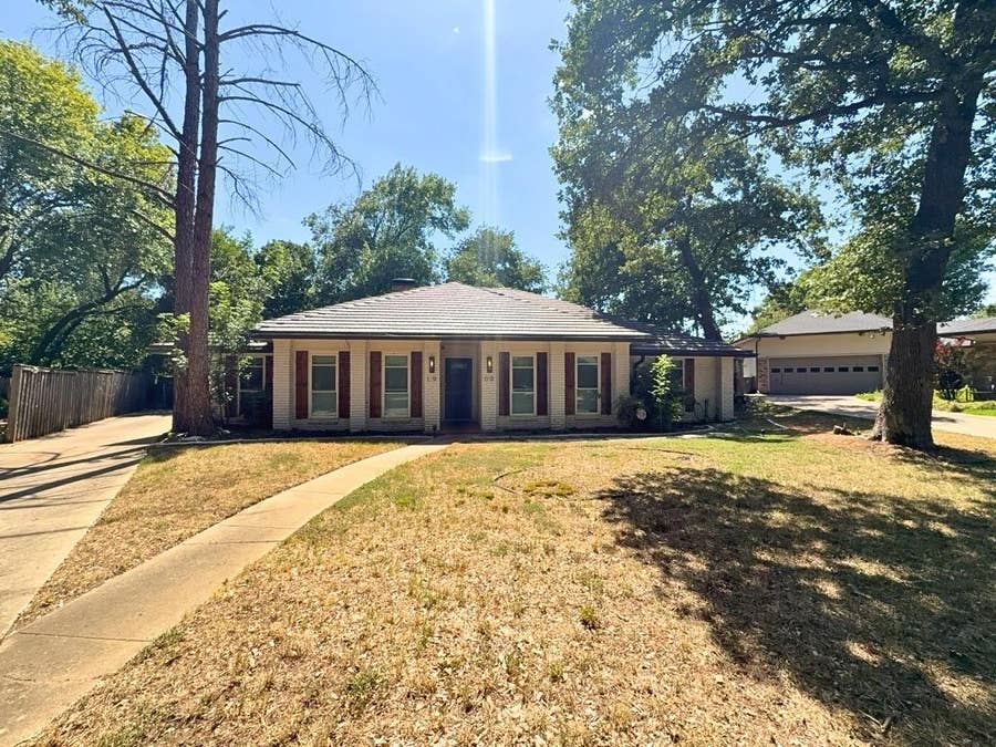 Property photo for 1900 Mill Run Drive, Arlington, TX