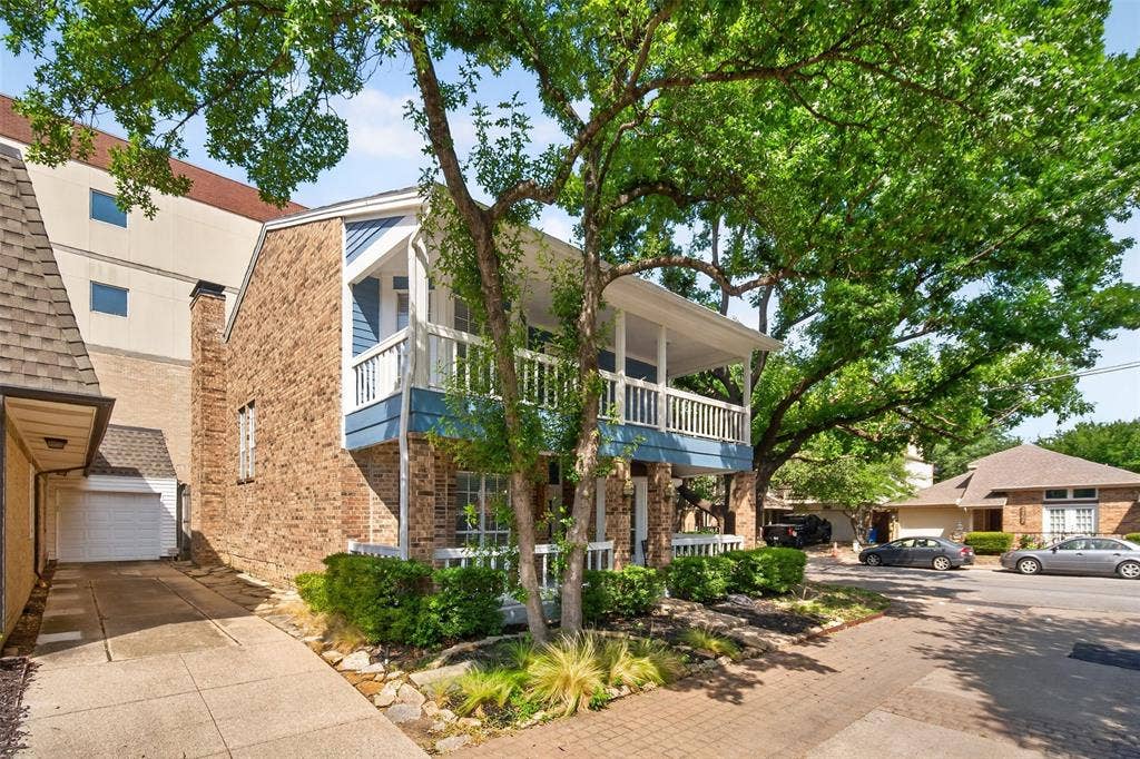 1319 Birkenhead Court, Dallas, TX 75204 SIDE VIEW OF HOME