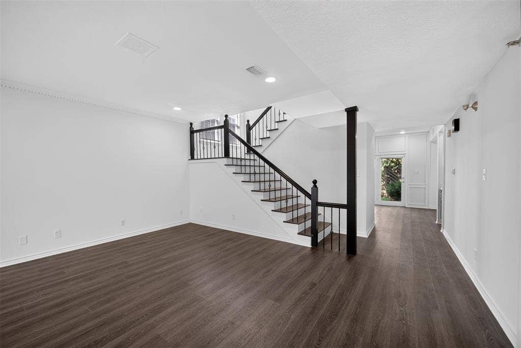 1319 Birkenhead Court, Dallas, TX 75204 LIVING ROOM
