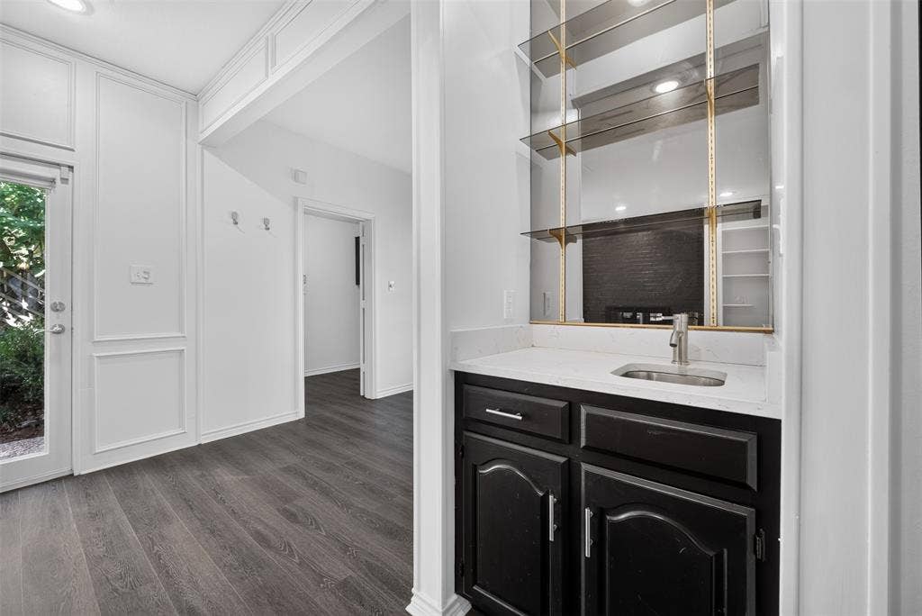 1319 Birkenhead Court, Dallas, TX 75204 WET BAR IN DEN