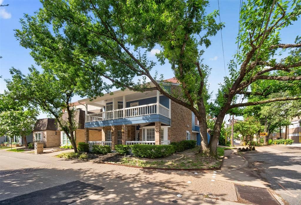 1319 Birkenhead Court, Dallas, TX 75204 SIDE VIEW OF HOME