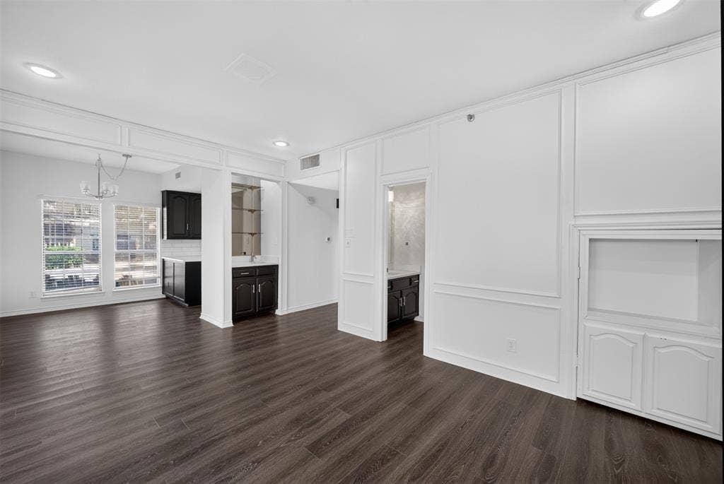 1319 Birkenhead Court, Dallas, TX 75204 WET BAR IN DEN