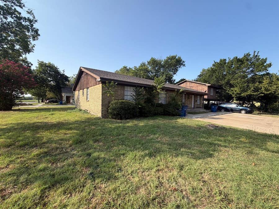 Property photo for 101 W Latimer Street, #B, Ennis, TX