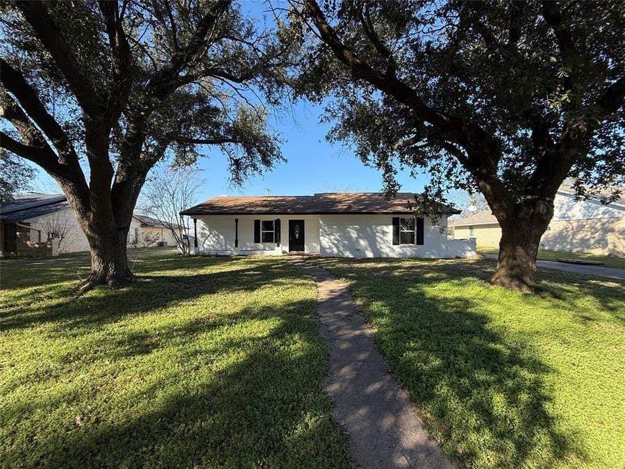 Property photo for 106 W Jeter Street, Mabank, TX