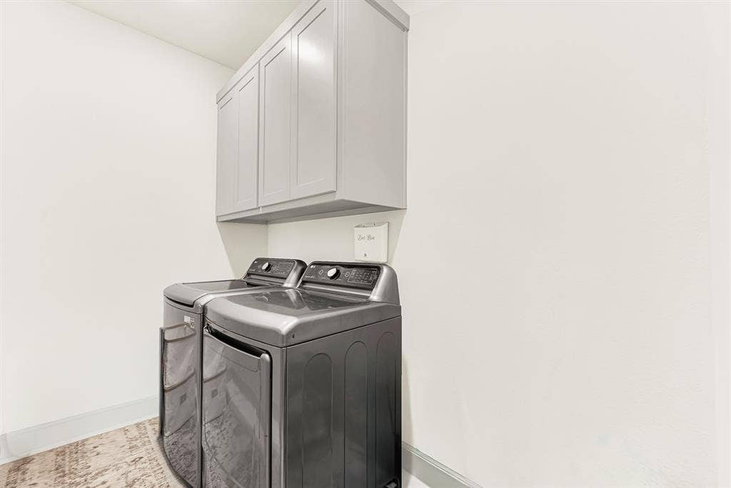 10067 Clover Forest Court, Frisco, TX 75035 Mounted upper cabinetry floats neatly above bright, crisp walls to maximize vertical space and reflect surrounding light. You can easily stay on top of weekly family chores in a clean, hassle-free environment.