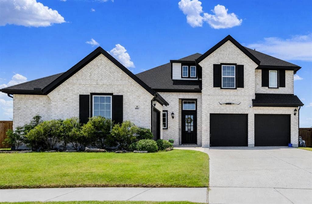10067 Clover Forest Court, Frisco, TX 75035 Welcome to 10067 Clover Forest in Frisco. Light-colored brickwork and dark gables define a striking, balanced façade under bright Texas skies. Coming home feels like a true breath of fresh air as you pull up the wide driveway after a busy day.