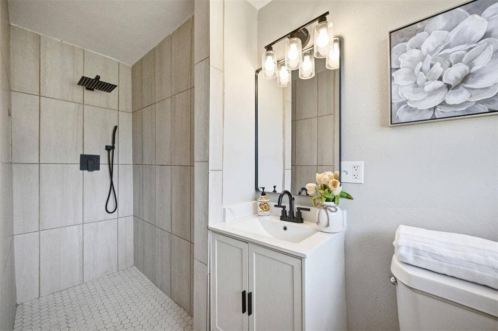 400 Hillcrest Street, Mansfield, TX 76063 400 Hillcrest Street, Mansfield, TX 76063