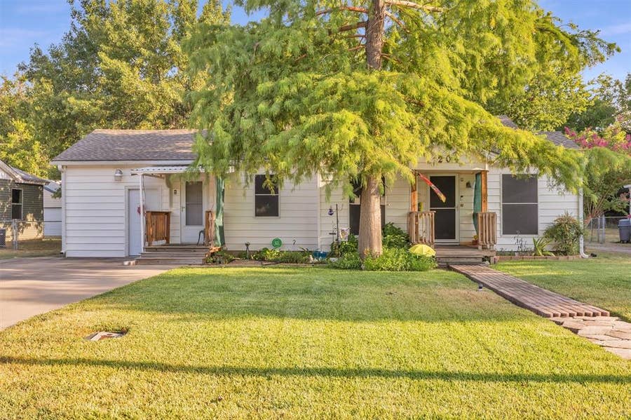 Property photo for 204 W 7th Street, Irving, TX