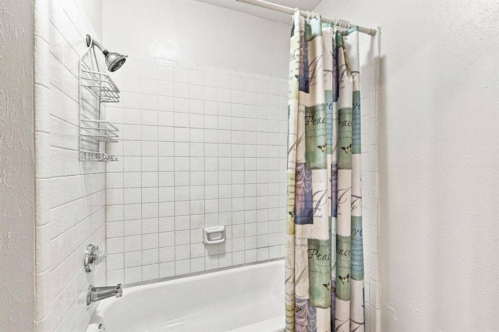 2517 Lawnview Drive, Carrollton, TX 75006 Primary bathroom