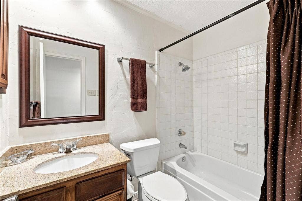 2517 Lawnview Drive, Carrollton, TX 75006 Second bathroom