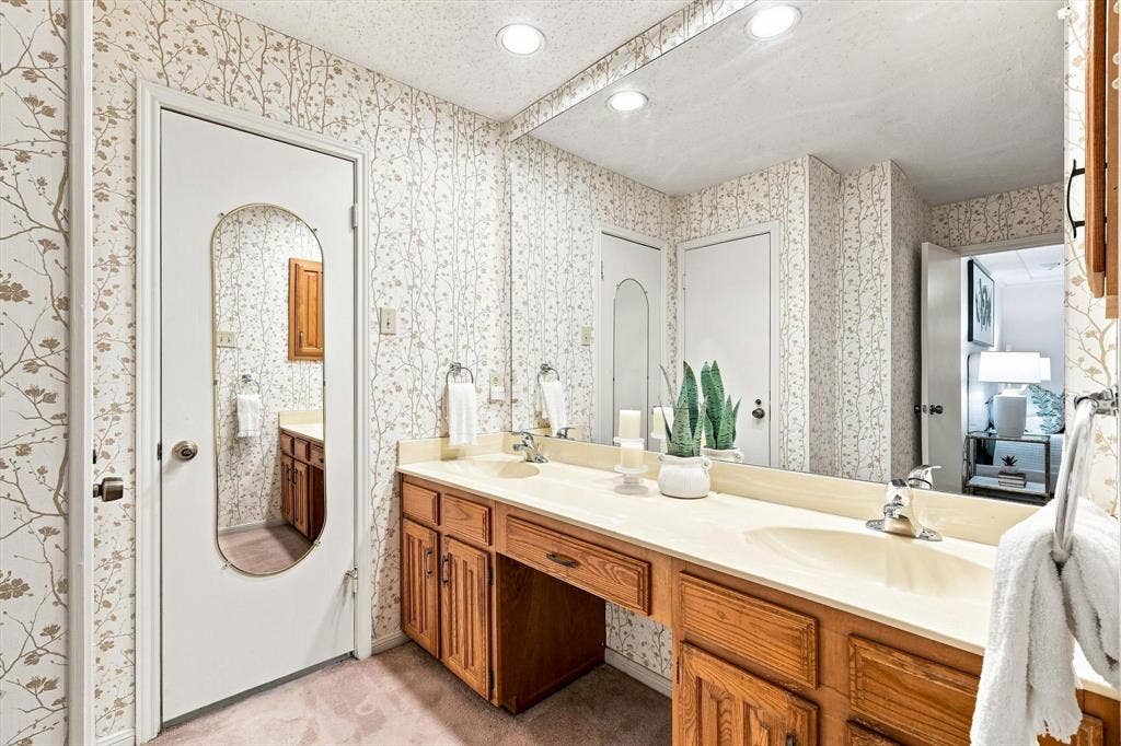 2517 Lawnview Drive, Carrollton, TX 75006 Primary bathroom