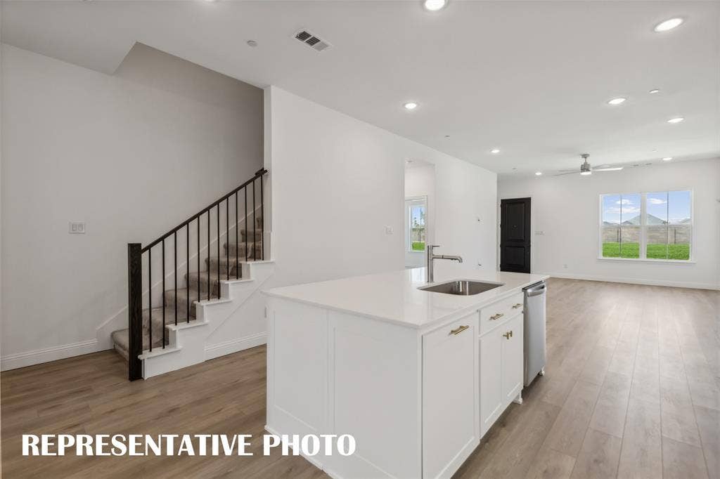 1032 Splitrock Drive, Allen, TX 75013 You'll find beautiful and stylish finishes everywhere you look in this over the top home!