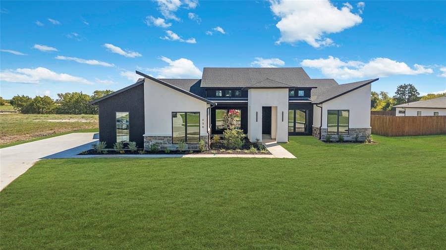 Property photo for 430 Whispering Way, Red Oak, TX
