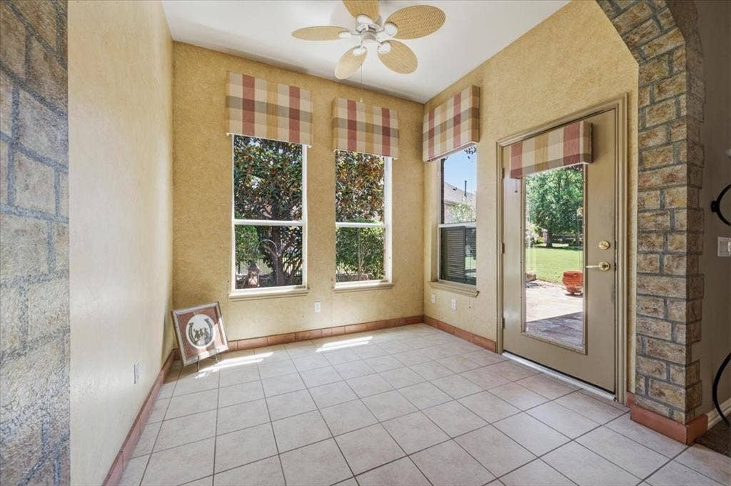 929 Oakland Hills Drive, Fairview, TX 75069 Open to the patio and breakfast area = this area could also be an area for a bar, quiet reading area ,or artist area: shades - picture prior to updated paint color and window treatments removed
