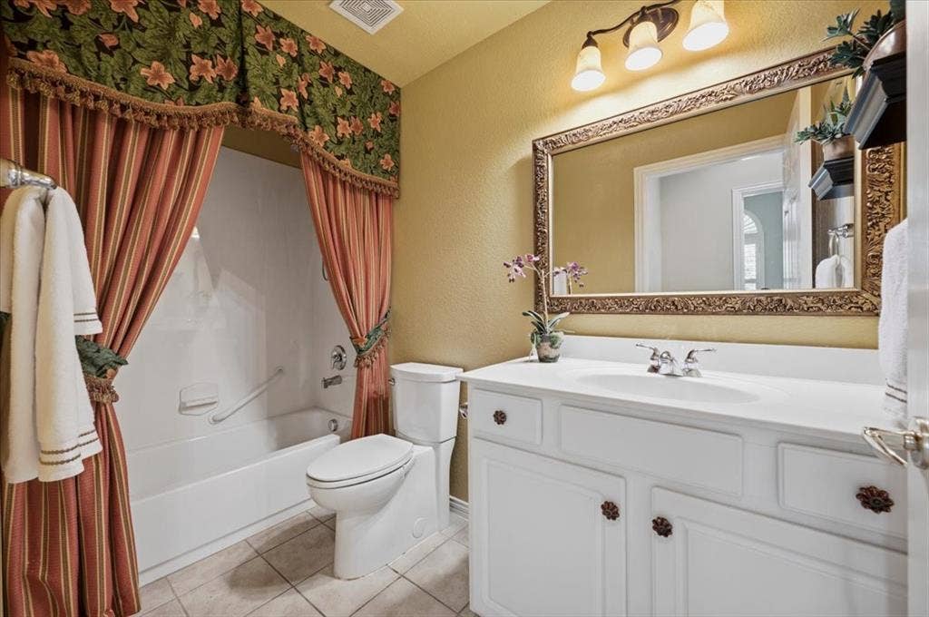 929 Oakland Hills Drive, Fairview, TX 75069 guest bath next to front bedroom - has linen closet also; combo tub shower picture prior to curtain removed and updated paint color N - DRAPES REMOVED - PAINTED NATURAL LINENN WALL COLOR