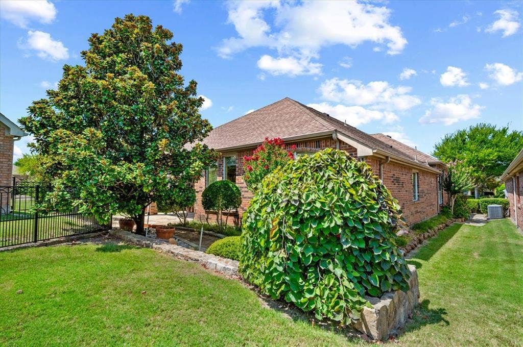 929 Oakland Hills Drive, Fairview, TX 75069 Trees and bushes create privacy