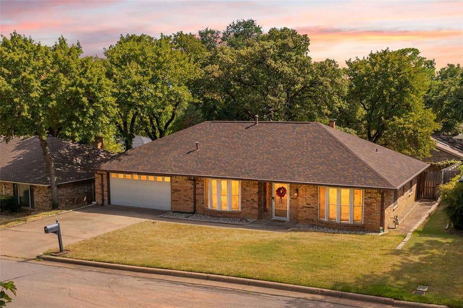 Property photo for 5710 Valley Ridge Court, Arlington, TX