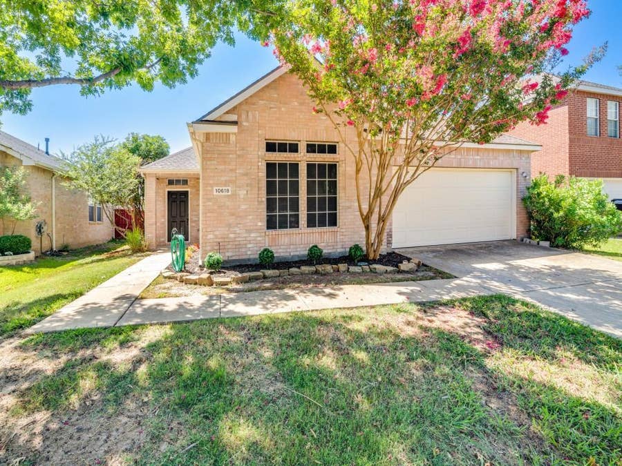 Property photo for 10618 Lansdowne Lane, Rowlett, TX