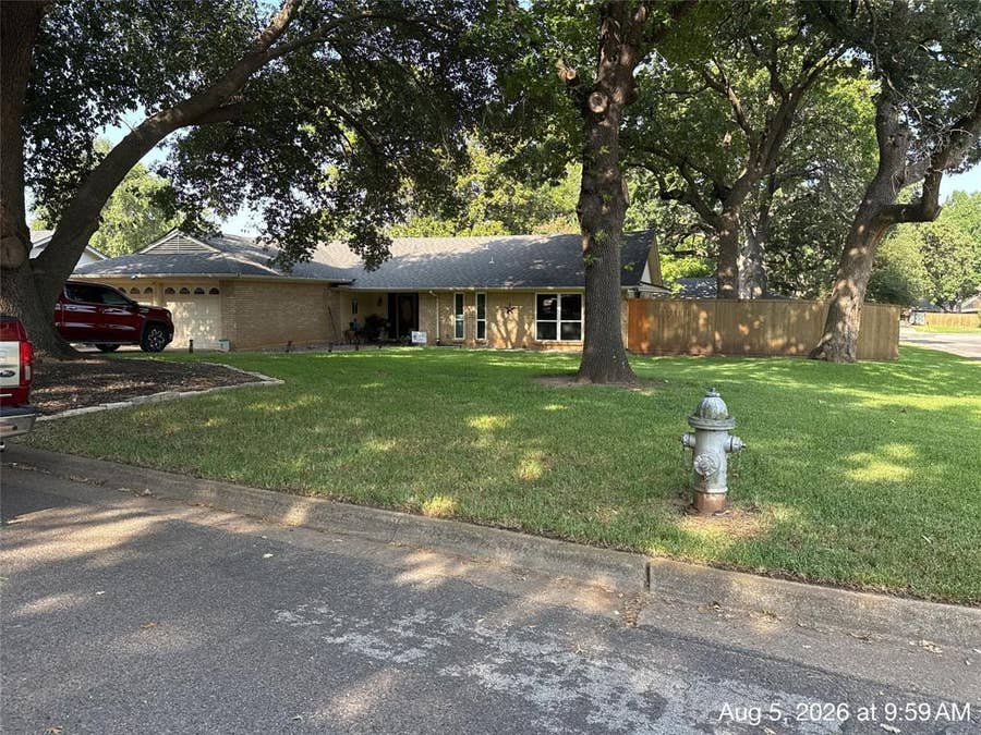 Property photo for 3900 Lynbrook Lane, Arlington, TX
