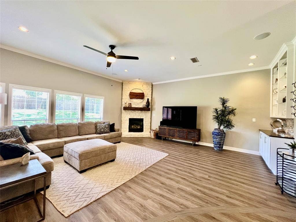 4130 Sagemont Lane, Tyler, TX 75707 Austin Stone Fplc anchors the open lvng area.
