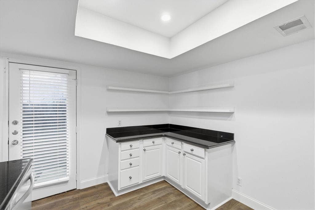 10207 Regal Oaks Drive, #109, Dallas, TX 75230 Additional counter and cabinet space provides a useful prep, serving or beverage area in your large kitchen space.