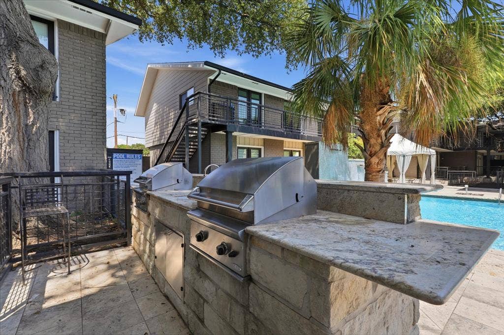 10207 Regal Oaks Drive, #109, Dallas, TX 75230 Built-in community grilling station offering additional outdoor space for residents to enjoy.