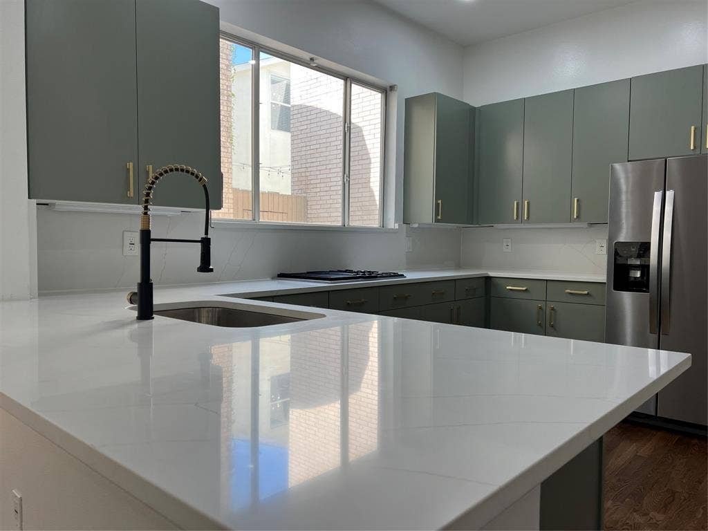 4304 Gilbert Avenue, Dallas, TX 75219 Brand new quartz countertops