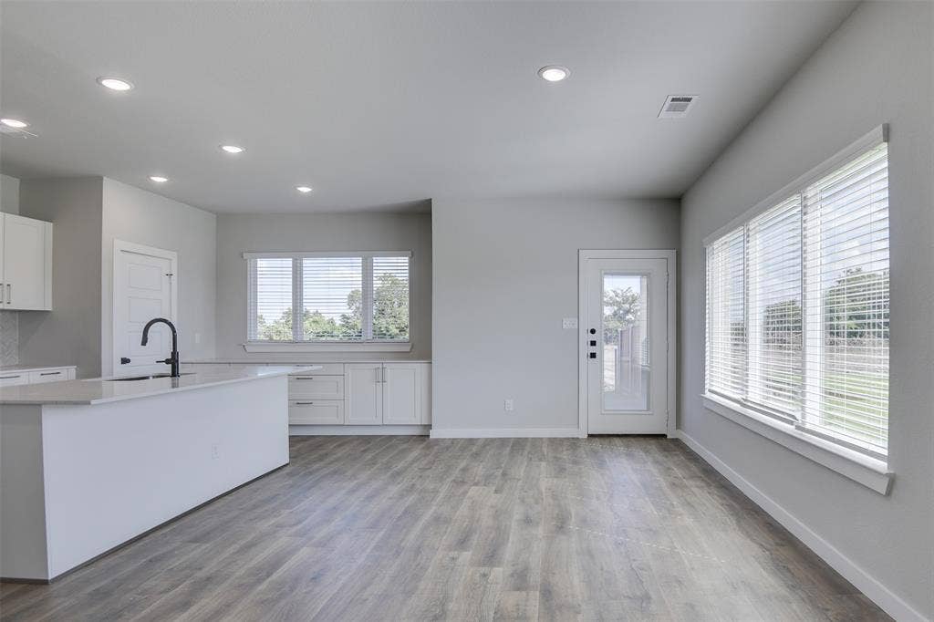 6830 Florence Drive, Midlothian, TX 76065 6830 Florence Drive, Midlothian, TX 76065