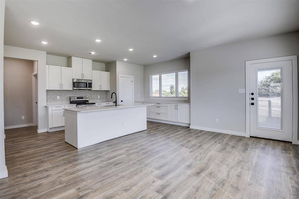 6830 Florence Drive, Midlothian, TX 76065 6830 Florence Drive, Midlothian, TX 76065