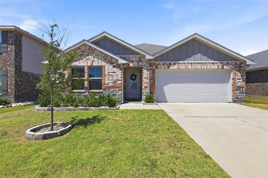 Property photo for 2848 Fox Trail Lane, Fort Worth, TX