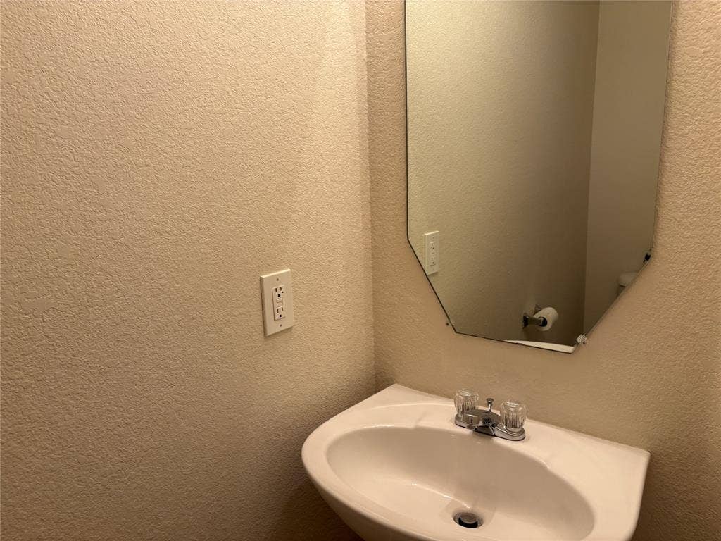 620 Fleming, Wylie, TX 75098 Downstairs half bath