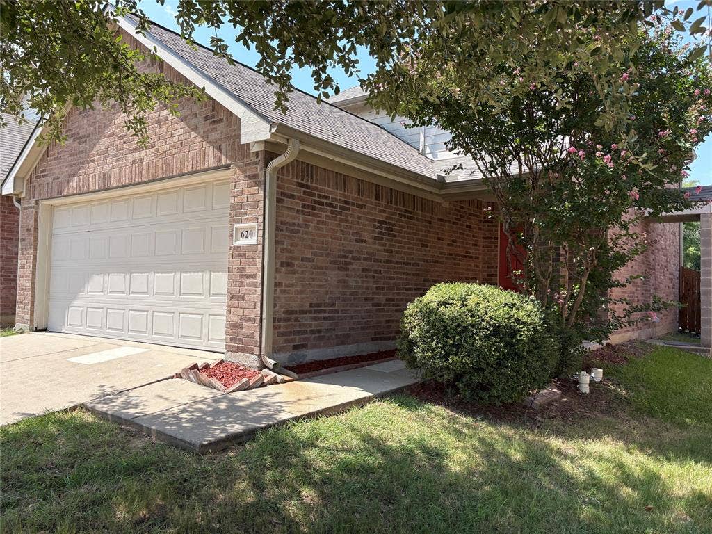 620 Fleming, Wylie, TX 75098 Landscaped yard