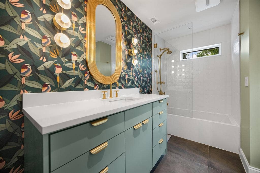 9863 Elmcrest Drive, Dallas, TX 75238 Large upstairs hall bath with designer finishes and lots of natural light.