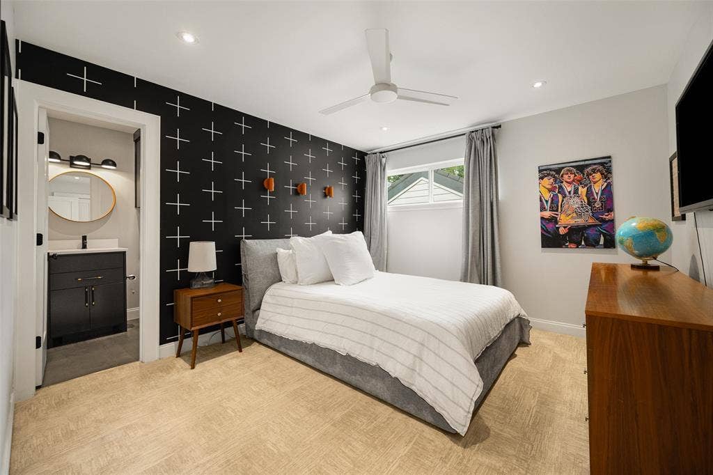 9863 Elmcrest Drive, Dallas, TX 75238 Upstairs bedroom featuring an accent wall, recessed lighting, and ensuite bathroom.