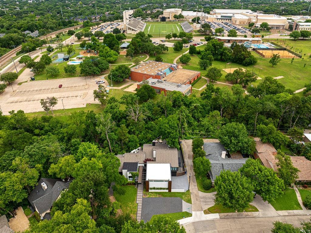 9863 Elmcrest Drive, Dallas, TX 75238 Property close to the lake highlands rec center and LHHS yet separated by a greenbelt and trees/creek for privacy.