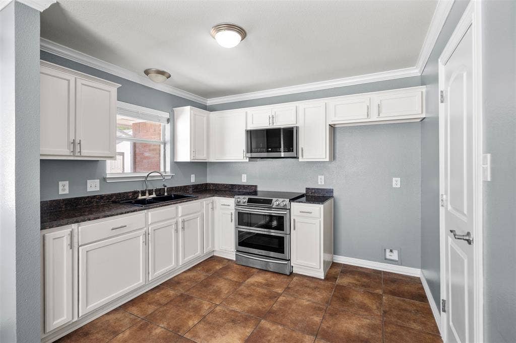 1626 Canary Island Court, Dallas, TX 75217 Kitchen