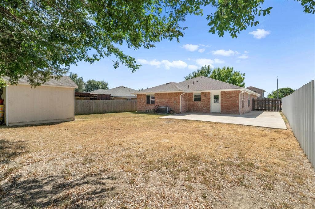 1626 Canary Island Court, Dallas, TX 75217 back yard