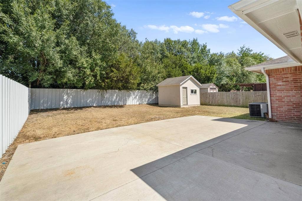 1626 Canary Island Court, Dallas, TX 75217 back yard