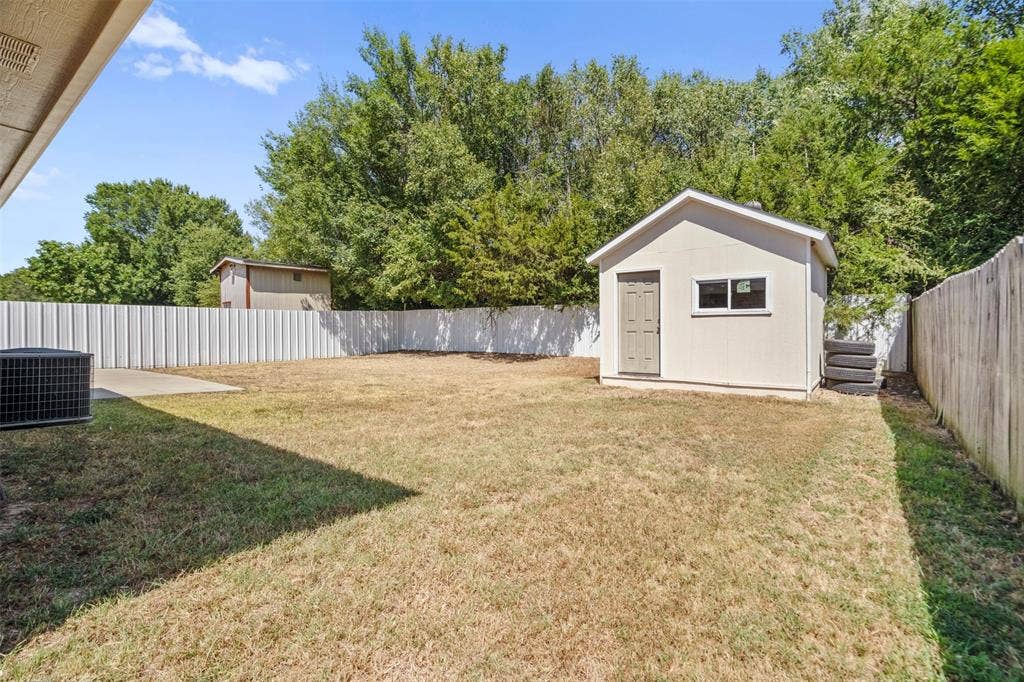 1626 Canary Island Court, Dallas, TX 75217 back yard
