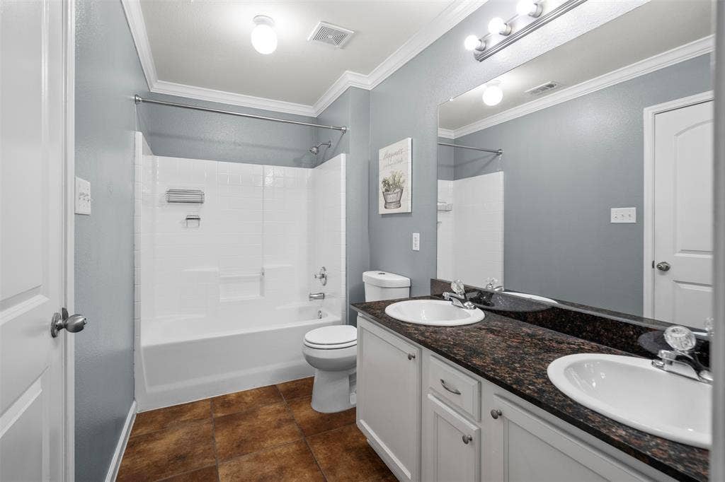 1626 Canary Island Court, Dallas, TX 75217 primary bedroom bath