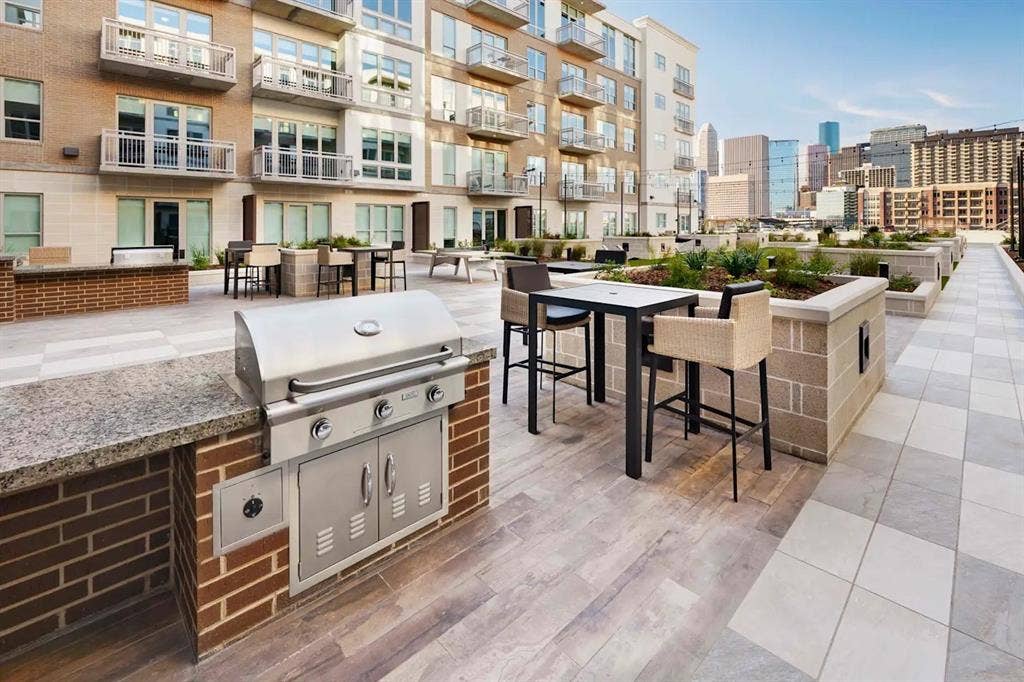 2727 Travis Street, #512, Houston, TX 77006 Move in by August 31 to receive up to 2 weeks FREE + $410 off!Restrictions apply; select apartment homes only. Contact us for details