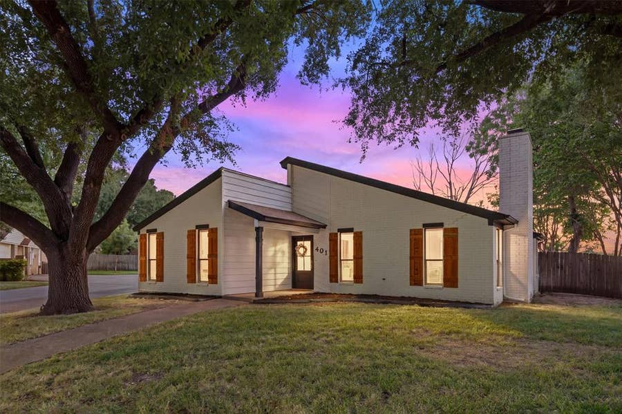 Property photo for 401 Lindenwood Lane W, Hewitt, TX