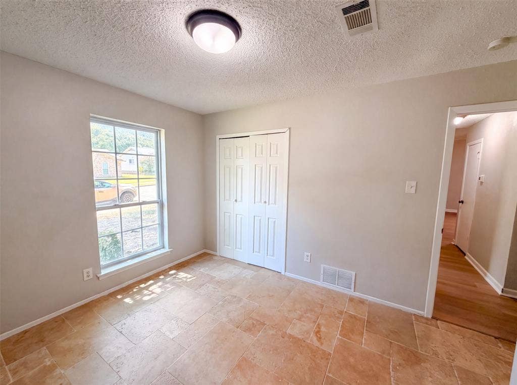 922 Meadowdale Circle, Garland, TX 75043 922 Meadowdale Circle, Garland, TX 75043